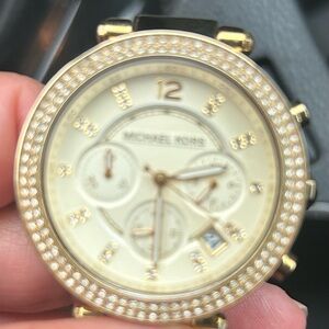 Michael kors watch like new hardly used.